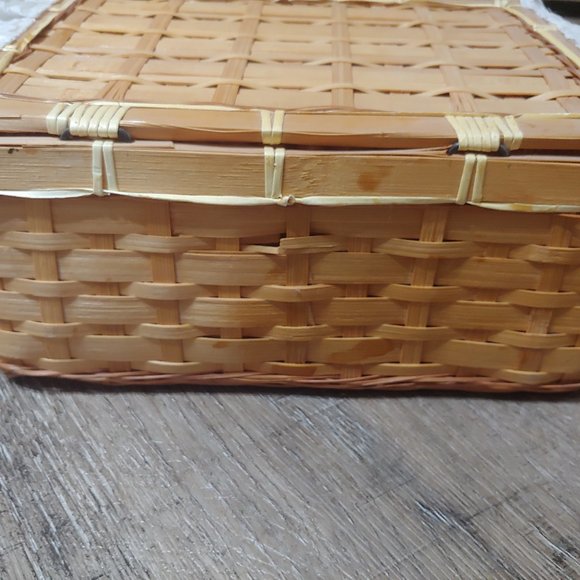 Sewing basket plus pin cushions. - Picture 9 of 16